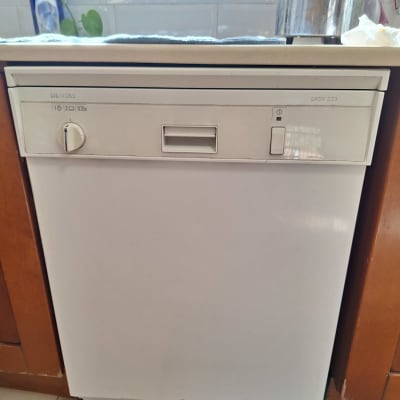 מדיח כלים במטבח עם כלים על השיש