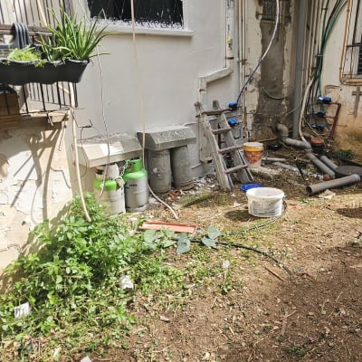 סולם, דלי צבע, צינורות וכלים לאיטום