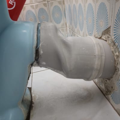 חיבור צינור פלסטיק לאסלה כחולה