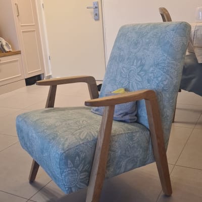 כיסא עם ריפוד כחול ודוגמת פרחים