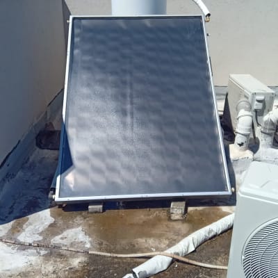 קולטן שמש על גג עם דוד מים וצינורות מחוברים