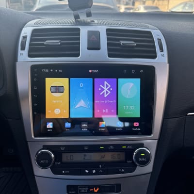 מערכת מולטימדיה ברכב עם מסך מגע ותצוגת אפליקציות