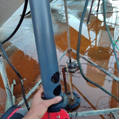 יד מחזיקה כלי עבודה חשמלי עם חוטים