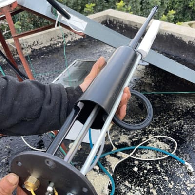 התקנת דוד שמש על גג עם צינורות וחיבורים