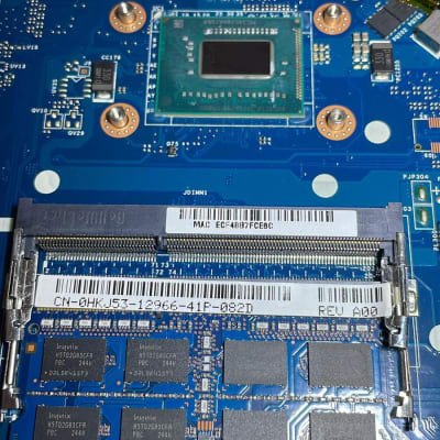 לוח אם עם רכיבי זיכרון ומעבד