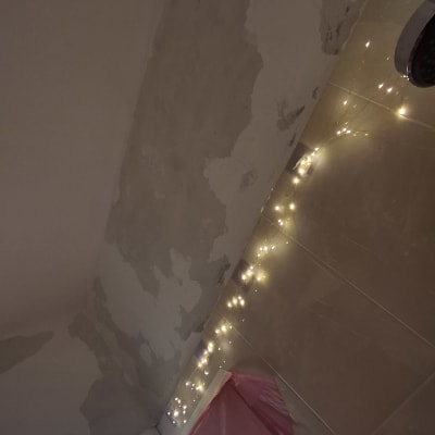 קיר עם קילופי צבע ותאורה דקורטיבית