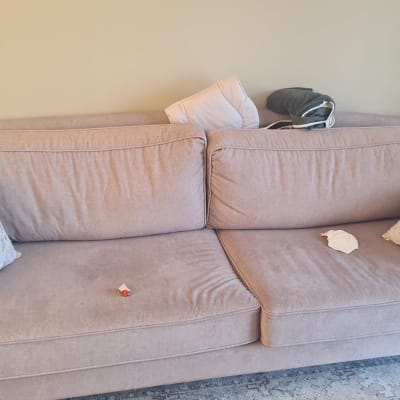 ספה עם כריות וכתמים לניקוי