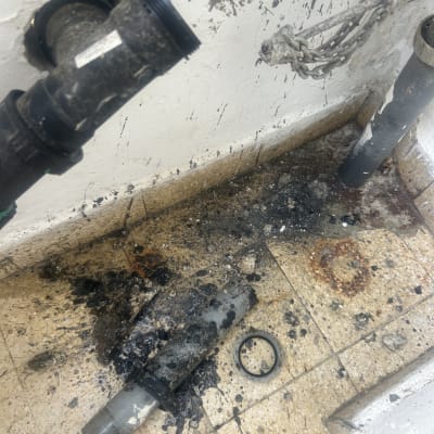 צינור שבור עם לכלוך על הרצפה