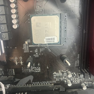 מעבד AMD Ryzen על לוח אם B450 AORUS ELITE