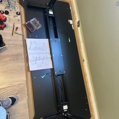 הרכבת שולחן עם כלים והוראות על רצפה מעץ