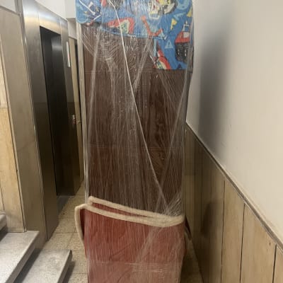 רהיט עטוף בניילון ליד מעלית