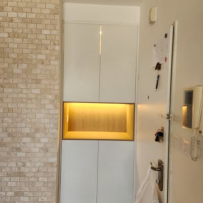 ארון כניסה לבית בעיצוב מודרני לבן עם נישה מוארת מעץ
