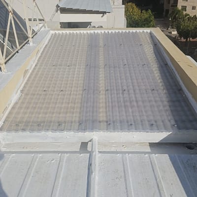 גג עם לוחות פלסטיק שקופים ומבנה מתכת