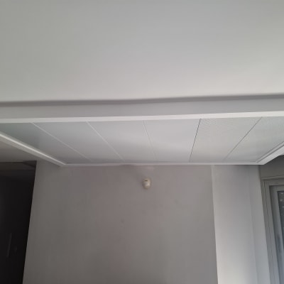 תקרת גבס עם לוחות מותקנים