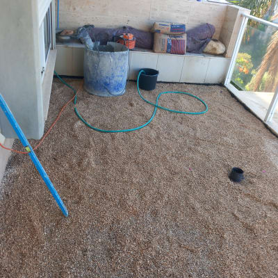 חצץ וכלי עבודה על רצפה במרפסת