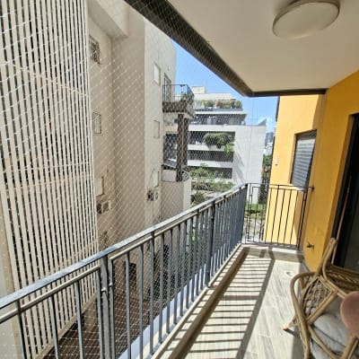 רשת יונים מותקנת במרפסת בניין