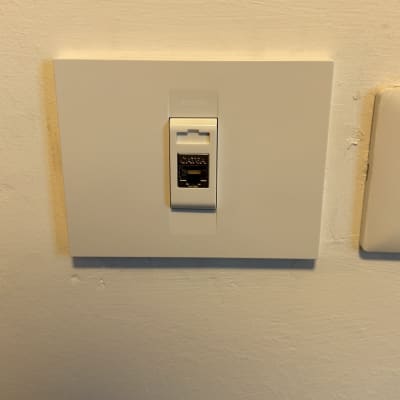 שקע רשת מותקן על קיר לבן