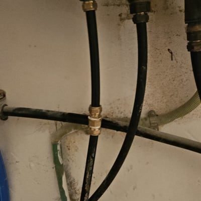 צינורות וחיבורים על קיר לבן