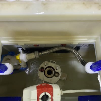 מיכל שירותים פתוח עם צינור מתכת וחלקי פלסטיק