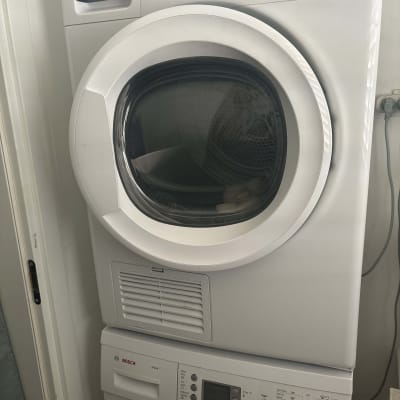 מייבש כביסה ומכונת כביסה עם לוח בקרה