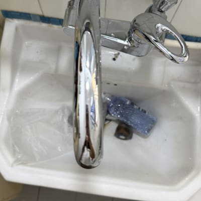 ברז כיור עם כלים ותיקון אפשרי