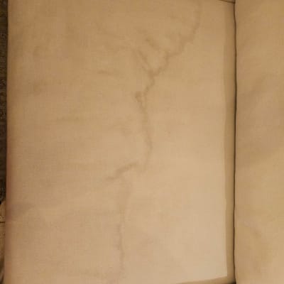 כתם על ספת בד בהירה לפני ניקוי