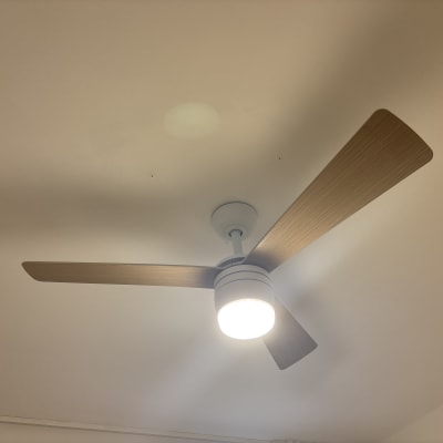 מאוורר תקרה מותקן על תקרה לבנה