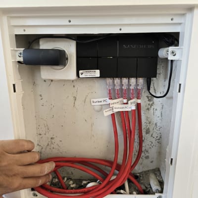 ארון תקשורת עם כבלים אדומים ומתגים