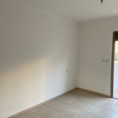 קיר צבוע בלבן עם רצפת אריחים