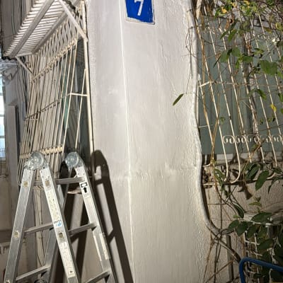 קיר עם סולם וכלי עבודה, ייתכן קשור לאיטום