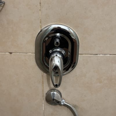 ברז כרום עם ידית וכבל מתכת מחובר