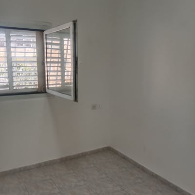 חדר ריק עם חלון פתוח וקירות צבועים