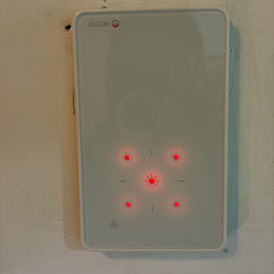 לוח בקרה עם נורות אדומות על קיר