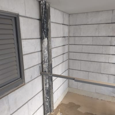 צינור מים עם סימני נזילה בקיר חיצוני