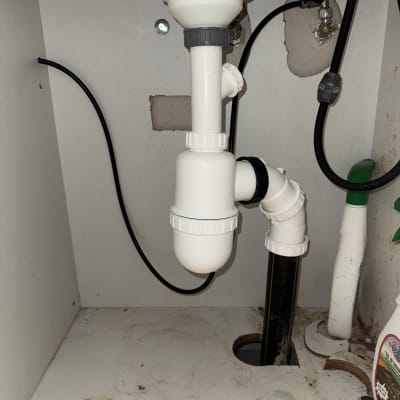 צנרת פלסטיק מתחת לכיור עם מחברים