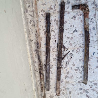 צינורות חלודים על רצפה, קשור לתחום האינסטלציה