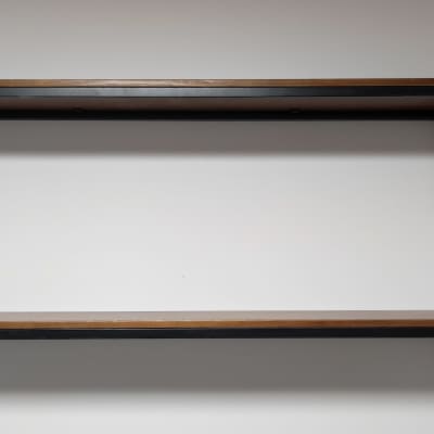 מדפים מעץ עם תומכים ממתכת על קיר לבן