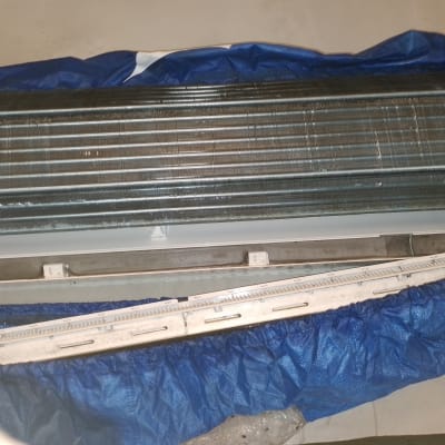 יחידת מזגן מפורקת עם כיסוי כחול