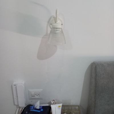 מנורת קיר עם תקע חשמלי ושקע