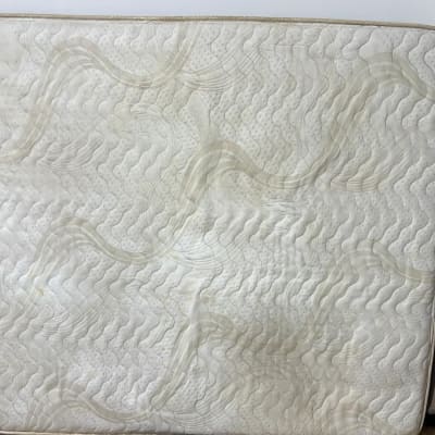 מזרן עומד על הקיר, נראה נקי ומסודר