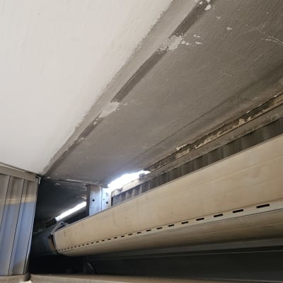 תריסים מותקנים בתקרה עם חלקים חשופים