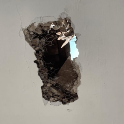 חור בגג עם רשת ברזל ואור יום