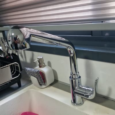 ברז מטבח עם כלים בכיור