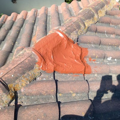 תיקון גג רעפים עם חומר איטום חום