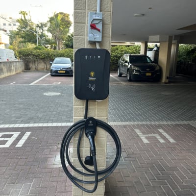 עמדת טעינה לרכב חשמלי עם כבל טעינה תלוי