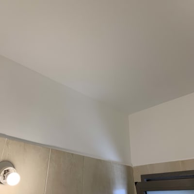 קיר ותקרה צבועים, חלון פתוח, מנורה דולקת