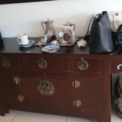 שולחן עץ עם כלי תה, תיקים ומסמכים