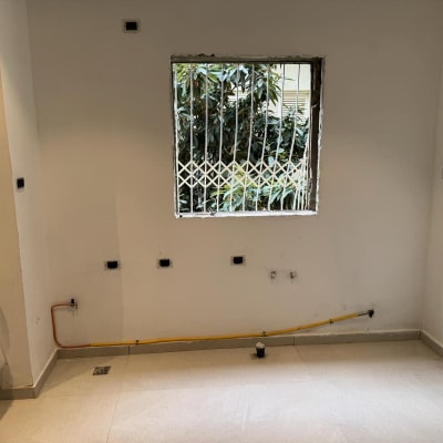 קיר עם חיבורים לצנרת ומתגים חשמליים