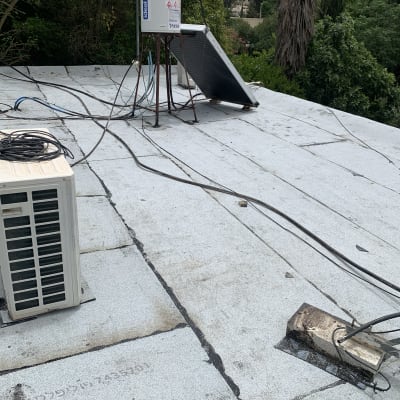 גג אטום עם יריעות ביטומניות וחיבורים אטומים