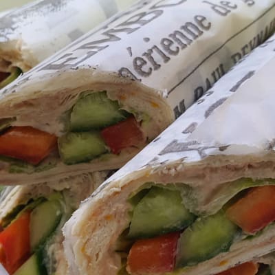 כריכי טורטייה עם ירקות חתוכים באריזת נייר